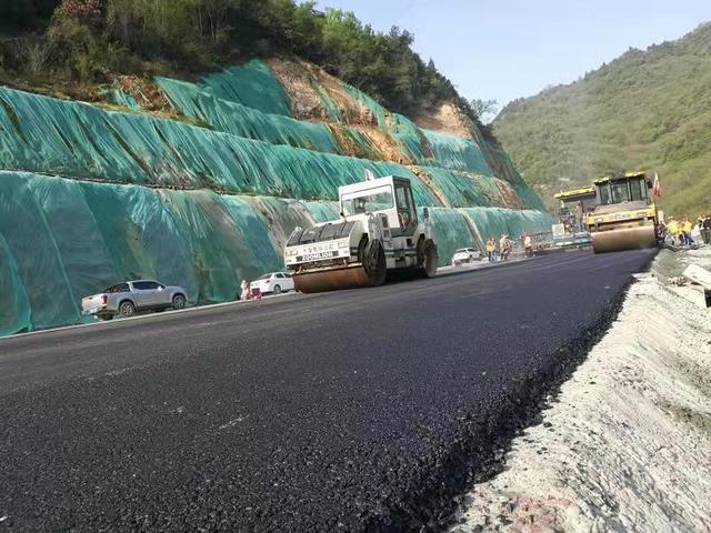 國道324線安龍公路管理段實施瀝青路面修復養(yǎng)護工程 讓群.