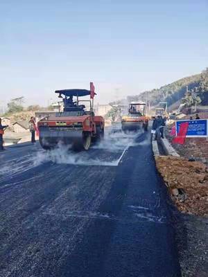 余長公路磨形至長坪路段封閉施工攤鋪瀝青