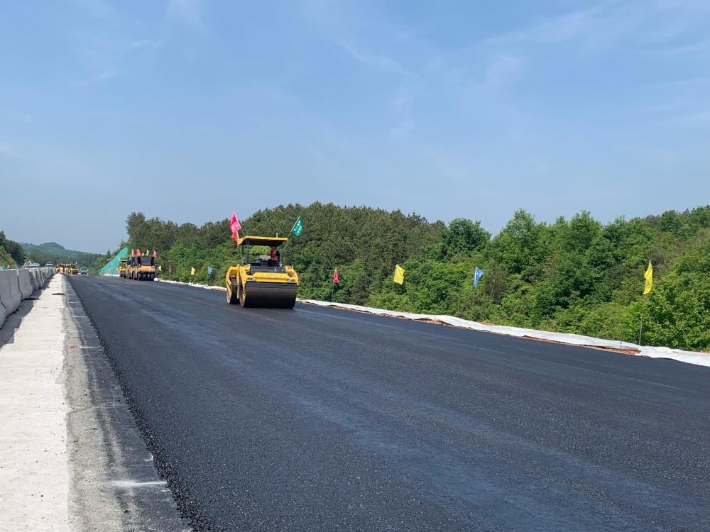平益高速:全線土建工程已基本完工,開(kāi)始大面積瀝青面層攤鋪