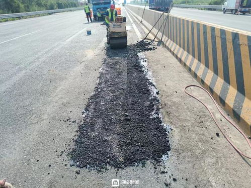 慶云公路分中心展開路面坑槽挖補(bǔ)工作